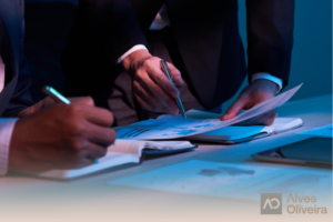 Análise documental e assinatura de contratos em auditoria imobiliária sob o Provimento CNJ 247 de 2026.